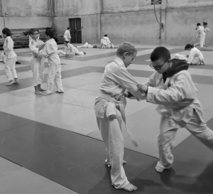 photo illustrant des enfants pratiquant le judo, jiujitsu brésilien - concept de don pour soutenir l'académie d'arts martiaux